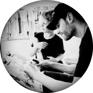 Steven Simon drawing a caricature